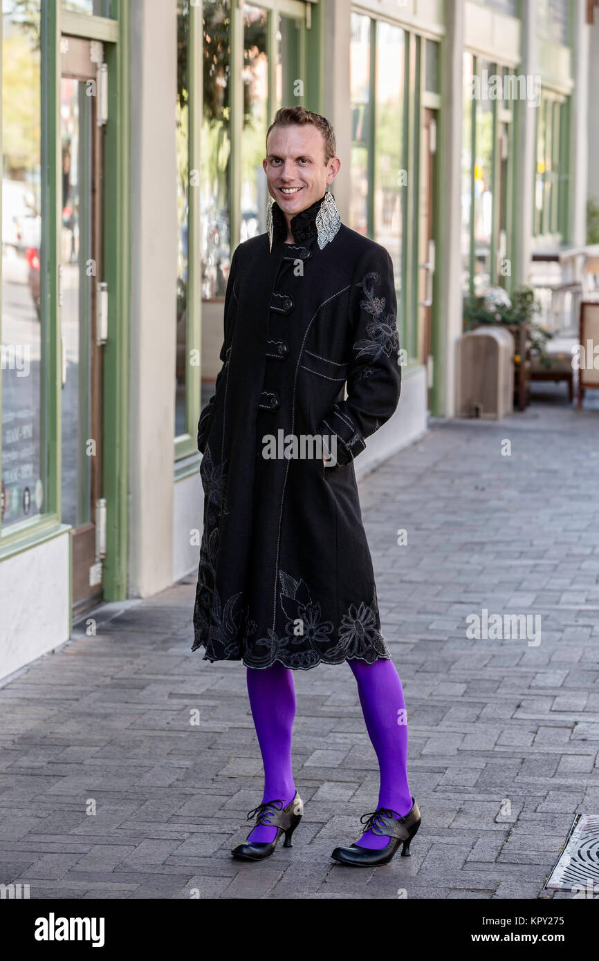 Geschlecht Flüssigkeit junger Mann im Mantel Stockfoto