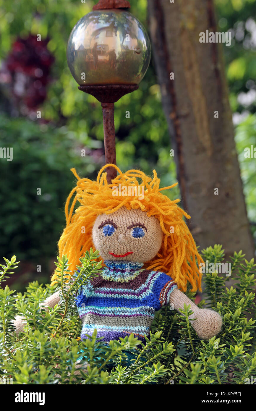 Handgemachte Puppe mit gelben Haaren im Garten Stockfotografie - Alamy
