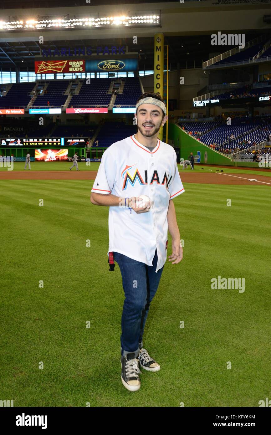 MIAMI, FL - 07 September: So You Think You Can Dance Gewinner Ricky Ubeda wirft den ersten Pitch gegen die Atlanta Braves am Marlins Park am 7. September 2014 in Miami, Florida. Personen: Ricky Ubeda Stockfoto