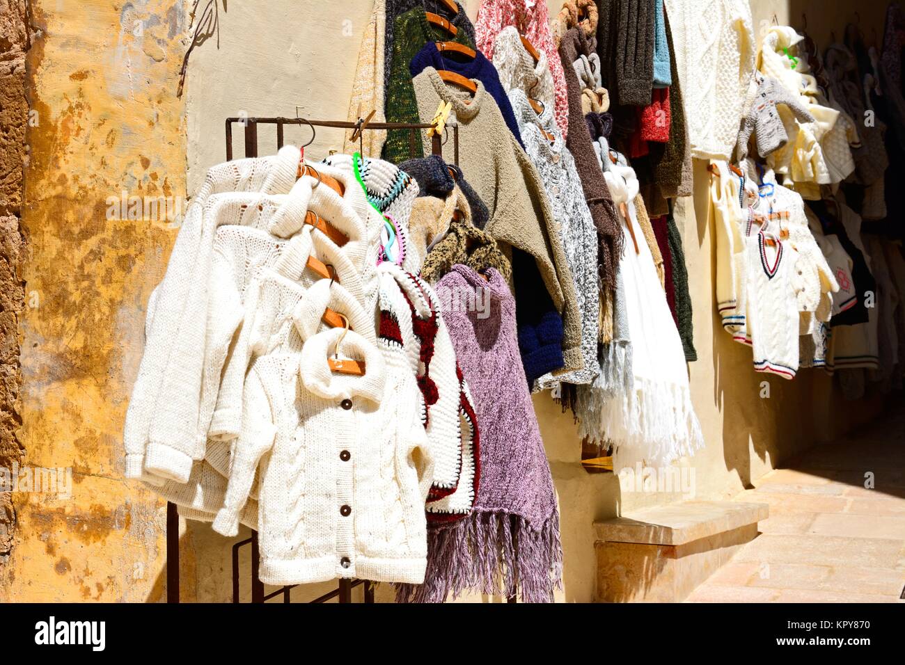 Lokal traditionellen Wollmütze Strickjacken, Pullover und Ponchos für den Verkauf außerhalb ein Geschäft innerhalb der Zitadelle, Victoria (Rabat), Gozo, Malta, Europa gemacht. Stockfoto