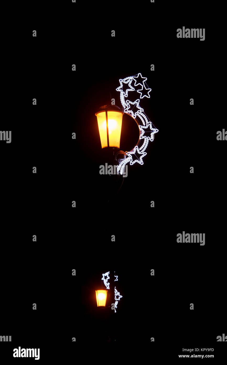 Weihnachten street light Dekorationen in der Nacht Nacht in Bourton auf dem Wasser, Cotswolds, Gloucestershire, England Stockfoto
