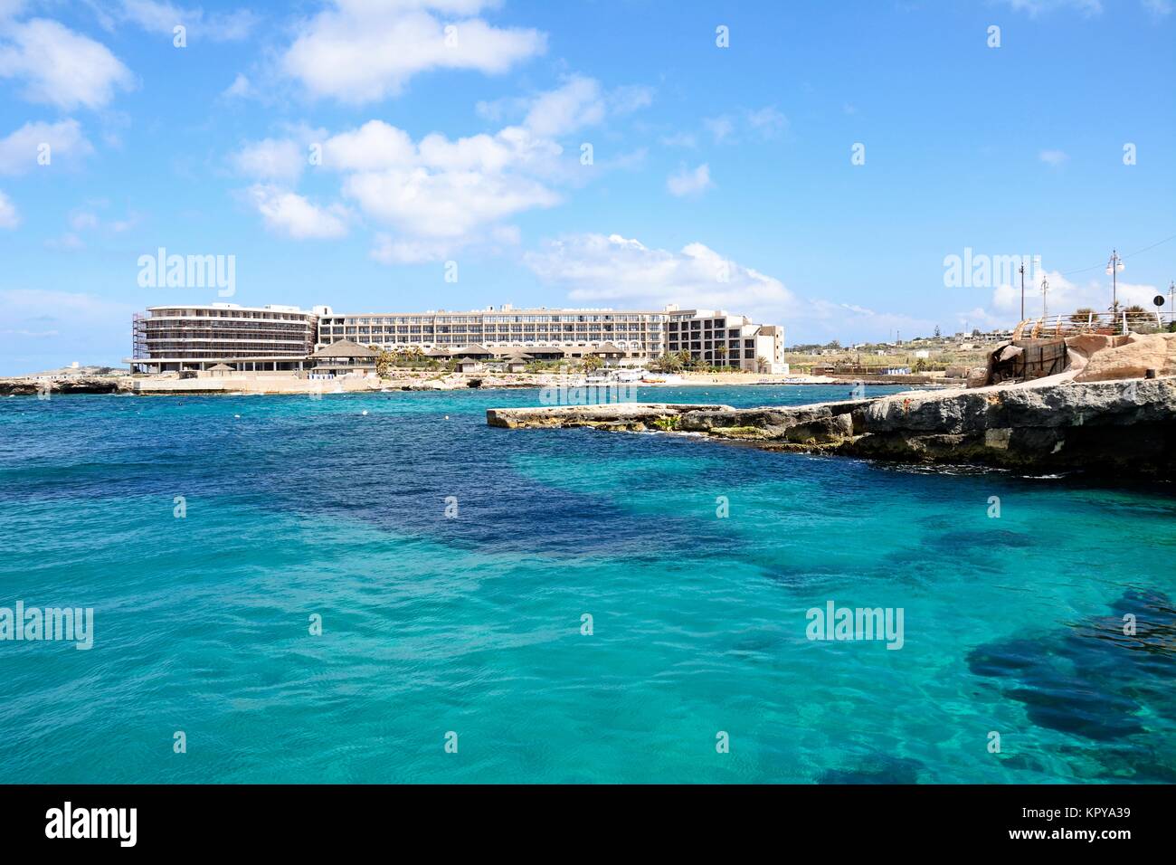 Ansicht der Ramla Bay Resort Hotel und Strand, Ramla Bay, Malta, Europa. Stockfoto