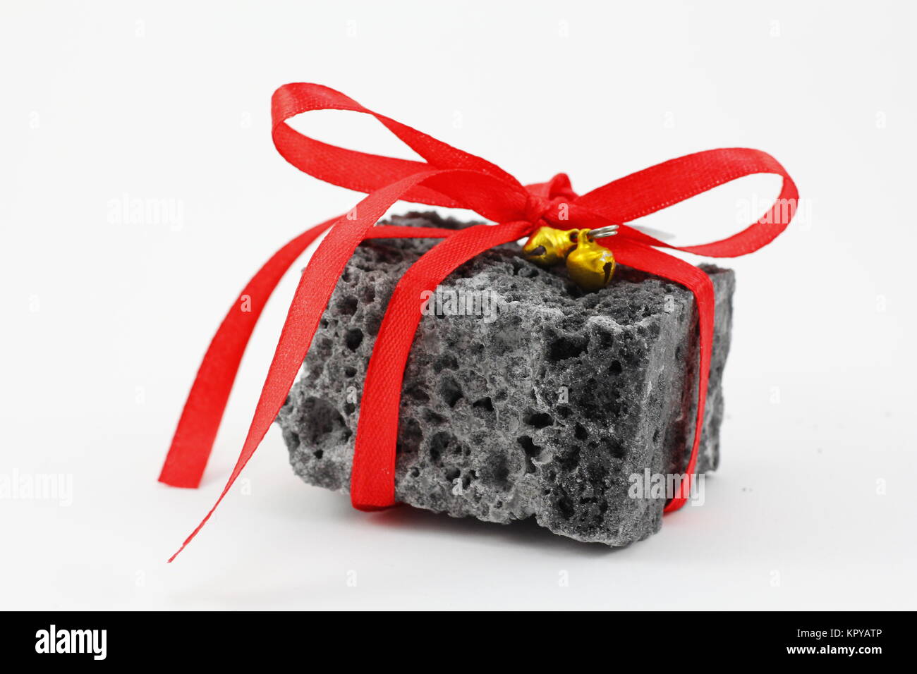 Weihnachten Kohle vorhanden mit roter Schleife, süßes Geschenk für freche Jungs Stockfoto