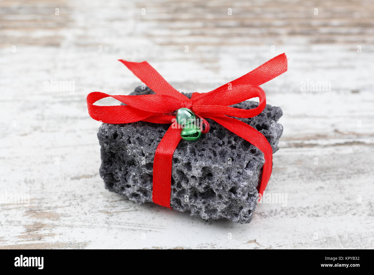 Weihnachten Kohle vorhanden mit roter Schleife, süßes Geschenk für freche Jungs Stockfoto