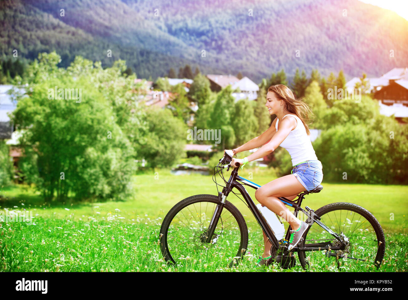 Glückliche Frau auf einem Fahrrad Stockfoto