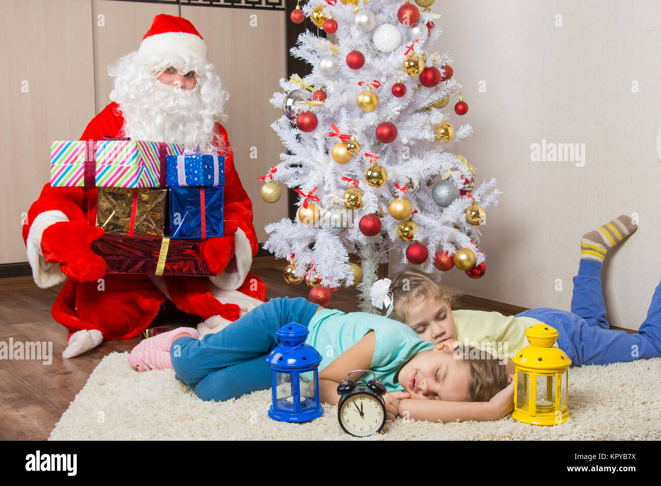 Santa Claus Geschenke brachten für das Neue Jahr&#39 s Eva und weiche Flächen der beiden schlafenden Schwestern Stockfoto