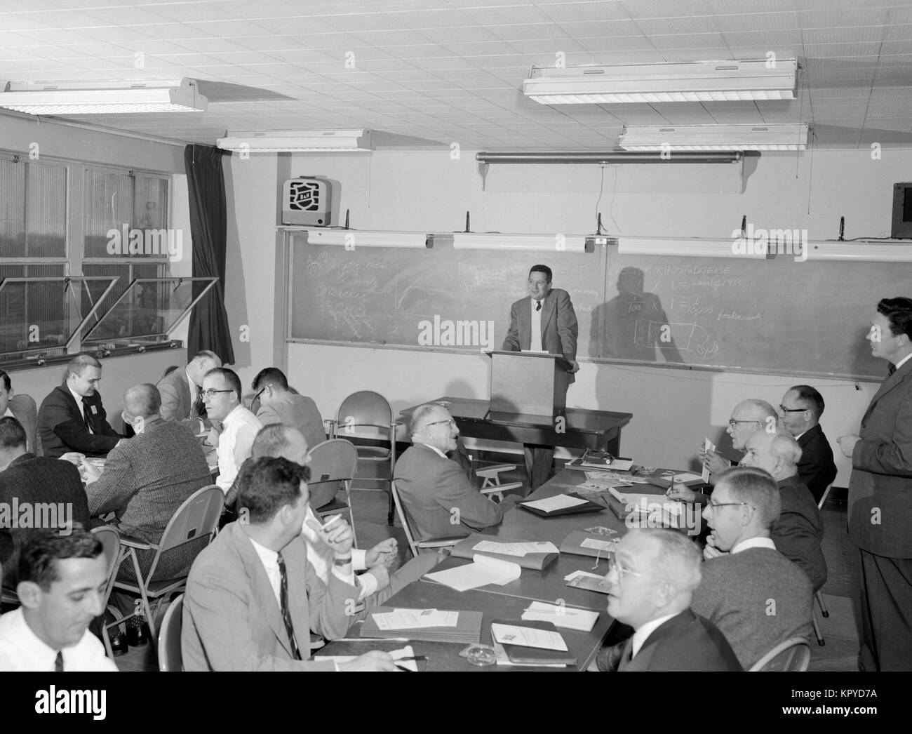 Dieses 1959 Foto wurde während einer "Epidemiologie für Kurs durch die CDC, 1959 angeboten Tierärzte". Viele Krankheiten, die vom Tier auf den Menschen übertragen. Als Zoonosen bezeichnet, das natürliche Reservoir oder Netzbetreiber, ist eine nicht-menschliche Tier. Daher, Tierärzte häufig als wichtigen Beitrag zur Kontrolle von Krankheitsausbrüchen. Mit freundlicher CDC. Stockfoto