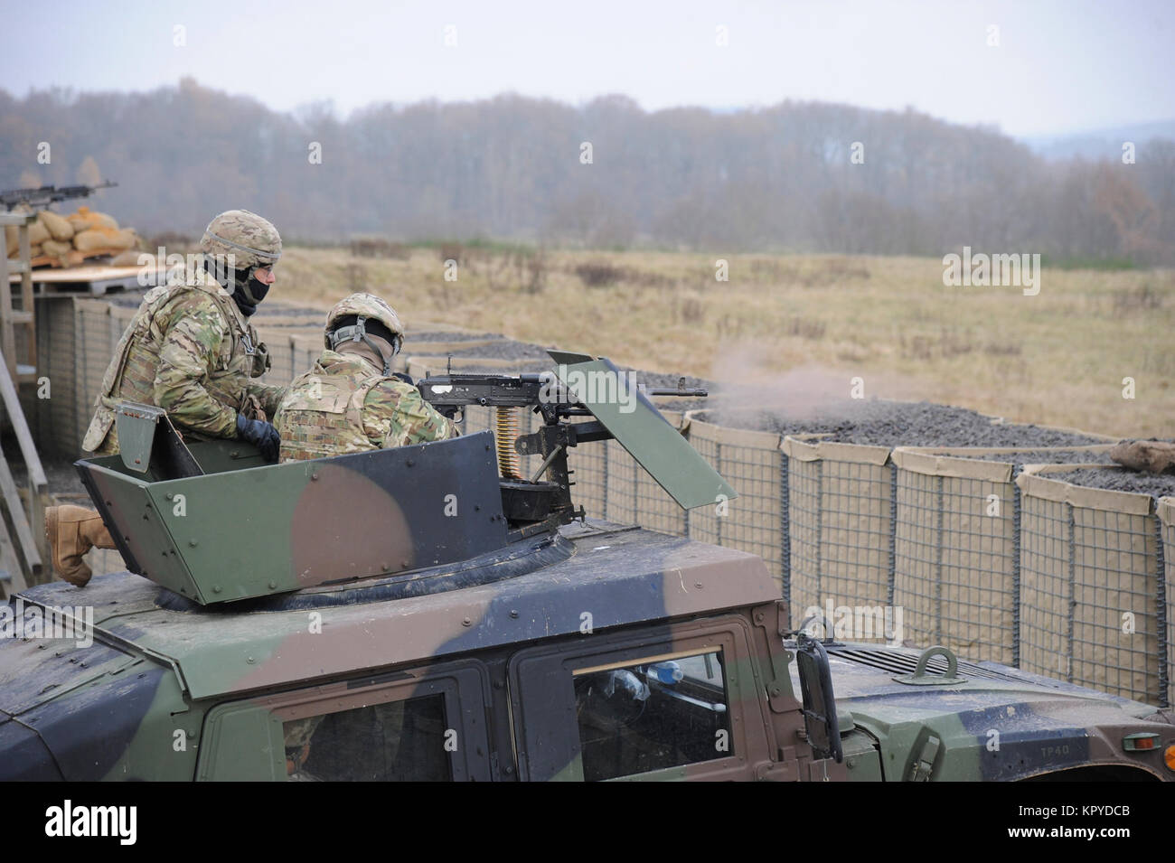 Us-Soldaten zu 16 Sustainment Brigade zugeordnet, Durchführung einer Live-Fire Training übung ein Camp mit M240B Maschinengewehre auf Palette 35, Forward Operating Base "Kurpfalz" auf dem Truppenübungsplatz Baumholder, Baumholder, Deutschland, 7. Dezember 2017." (aus den USA zu verteidigen. Armee Stockfoto