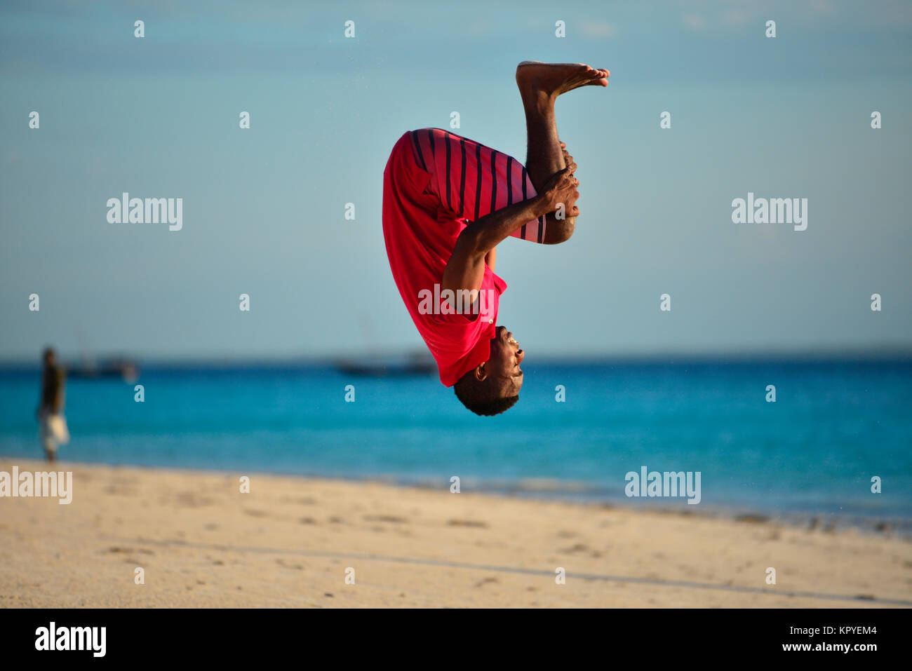 Sansibar ist eine Indische Ozean Paradies, das die meisten Menschen es sich leisten können, für faule Ferien auf warmen Strände zu besuchen. Die Einheimischen praktizieren Gymnastik am Strand. Stockfoto