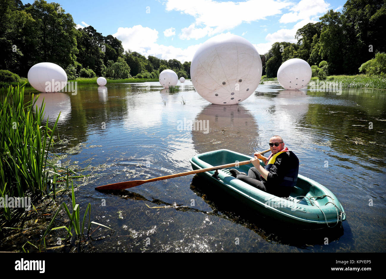 Rückblick auf das Jahr 2017: Juli: Künstler Steve Messam Zeilen sein Boot durch die cattered', einer seiner drei großen aufblasbaren Installationen, die bei der Öffnung der Grenzen Skulpturenpark in der Nähe von Kelso vorgestellt wird. Stockfoto