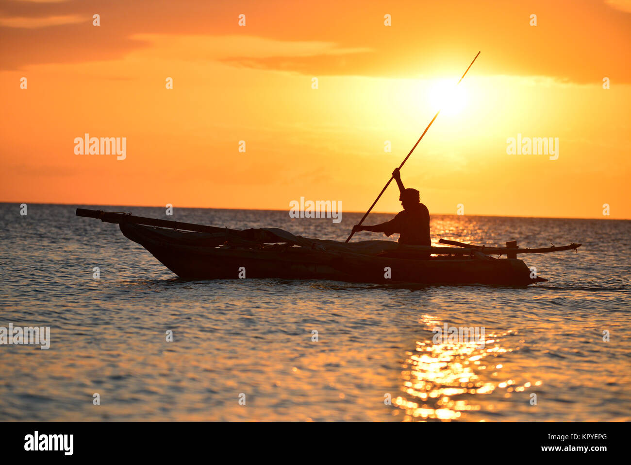 Sansibar ist eine Indische Ozean Paradies, das die meisten Menschen es sich leisten können, für faule Ferien auf warmen Strände zu besuchen. Sunset ist eine Zeit der Schönheit und Ruhe. Stockfoto