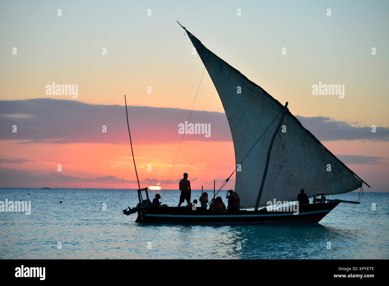 Sansibar ist eine Indische Ozean Paradies, das die meisten Menschen es sich leisten können, für faule Ferien auf warmen Strände zu besuchen. Sunset ist eine Zeit der Schönheit und Ruhe. Stockfoto