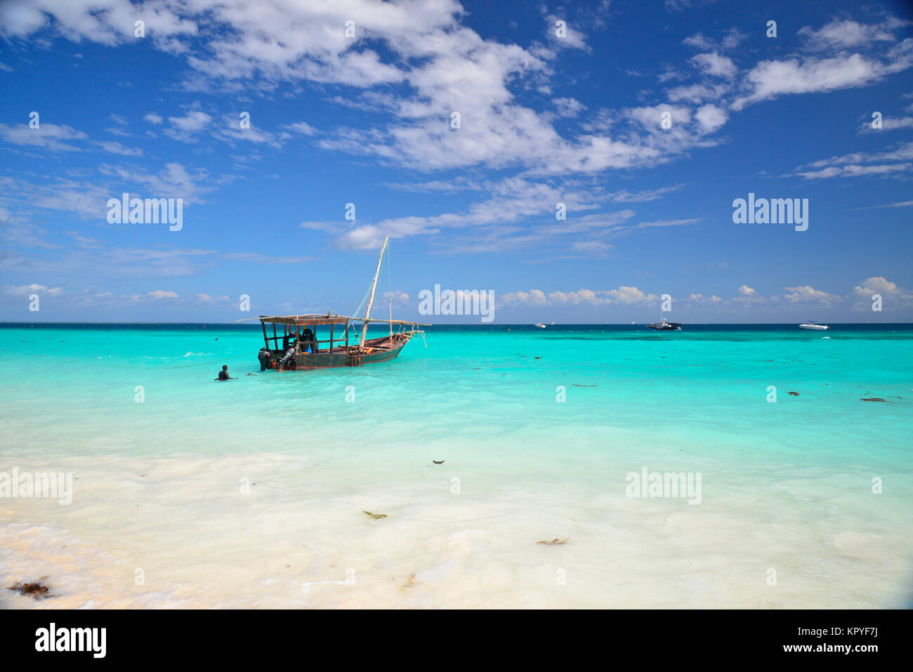 Sansibar ist eine Indische Ozean Paradies, das die meisten Menschen es sich leisten können, für faule Ferien auf warmen Strände zu besuchen. Yachtcharter in grünem Wasser. Stockfoto