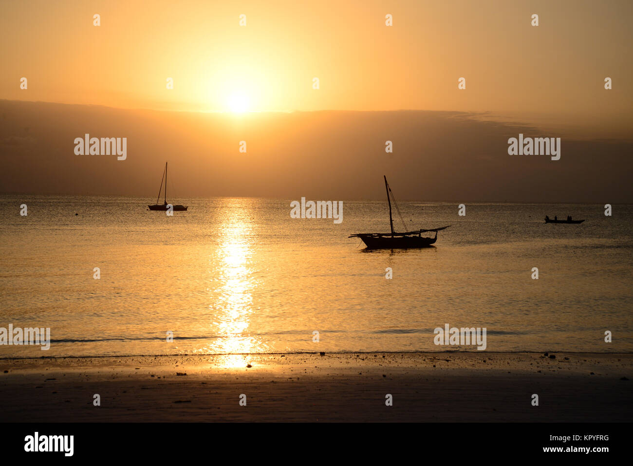 Sonnenaufgang am Meer in Sansibar, tropischen Insel paradize von Tansania Stockfoto