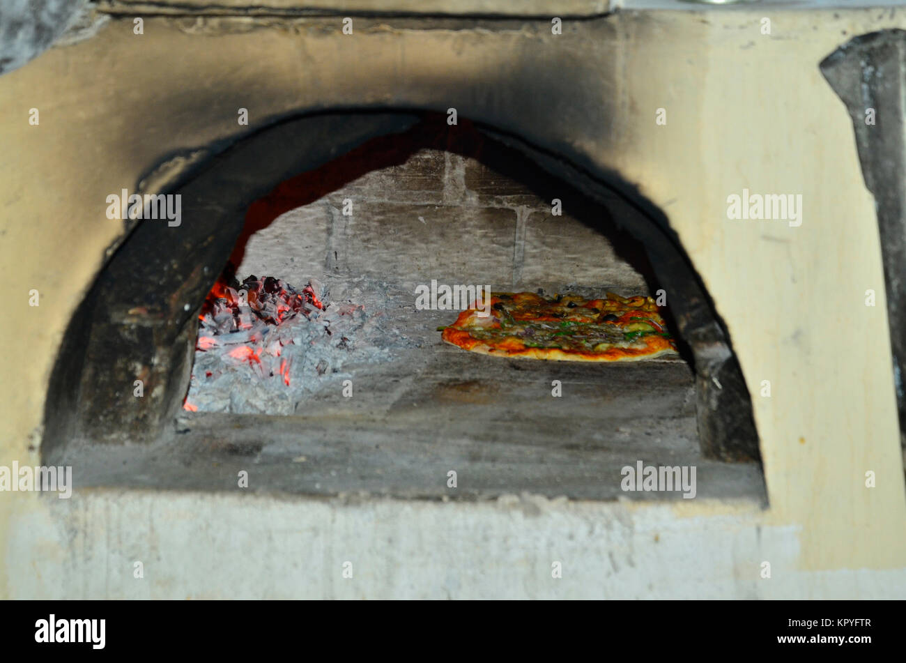 Sansibar ist eine Indische Ozean Paradies, das die meisten Menschen es sich leisten können, für faule Ferien auf warmen Strände zu besuchen. Ofen gebackene Pizzen am Meer. Stockfoto