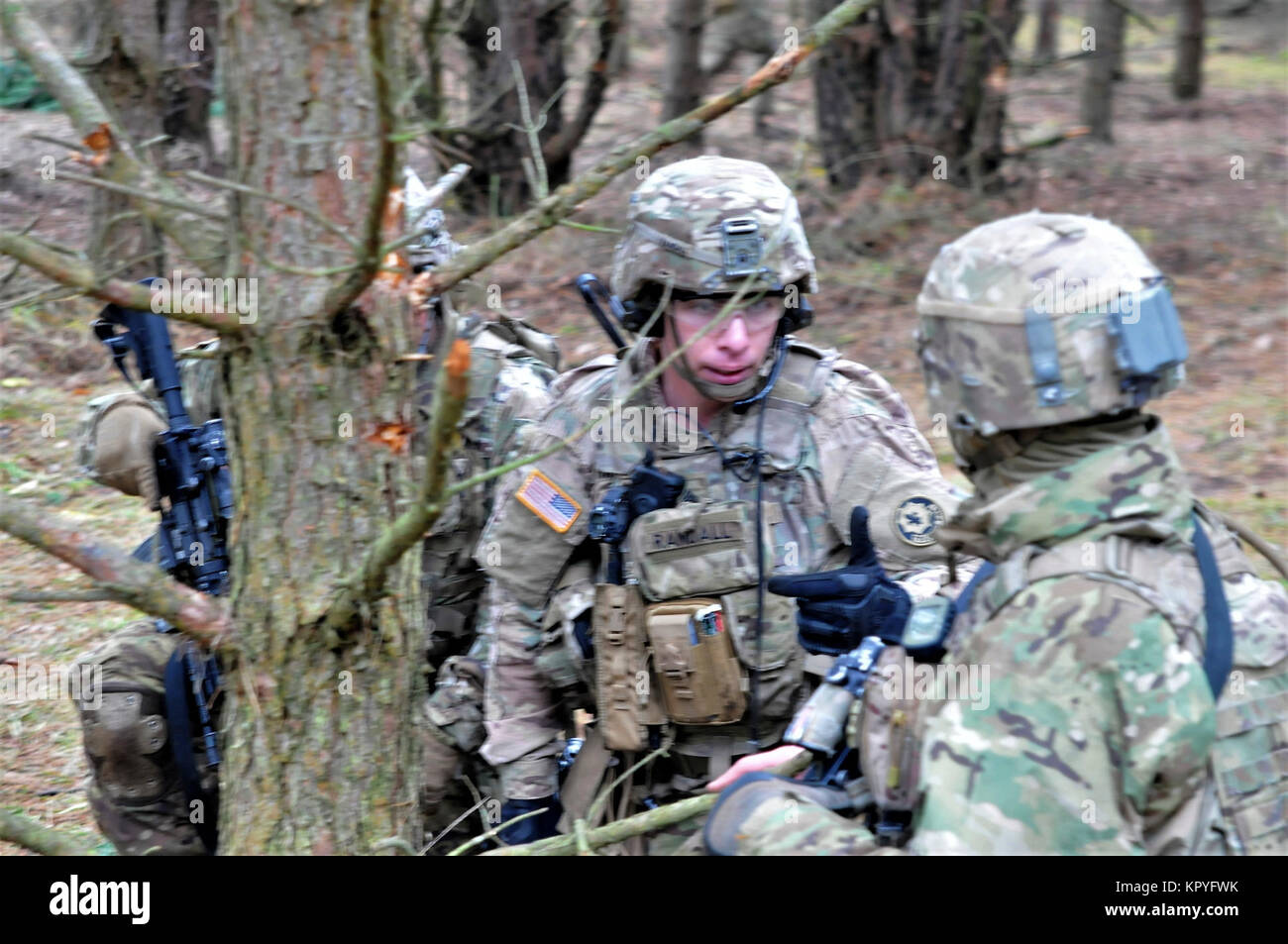 Sgt. Randall, truppführer von Kronos Truppe, 3.Staffel, 2d-Kavallerie Regiments, der Battle Group Polen zugewiesen, erhält einen Statusbericht aus seinem Team Leader beim Führen einer Unterstützung durch Feuer Betrieb während der Dire Wolf II, platoon live fire Übung, in der Nähe der Bemowo Piskie, Polen, am 8. Dezember, 2017. Stockfoto