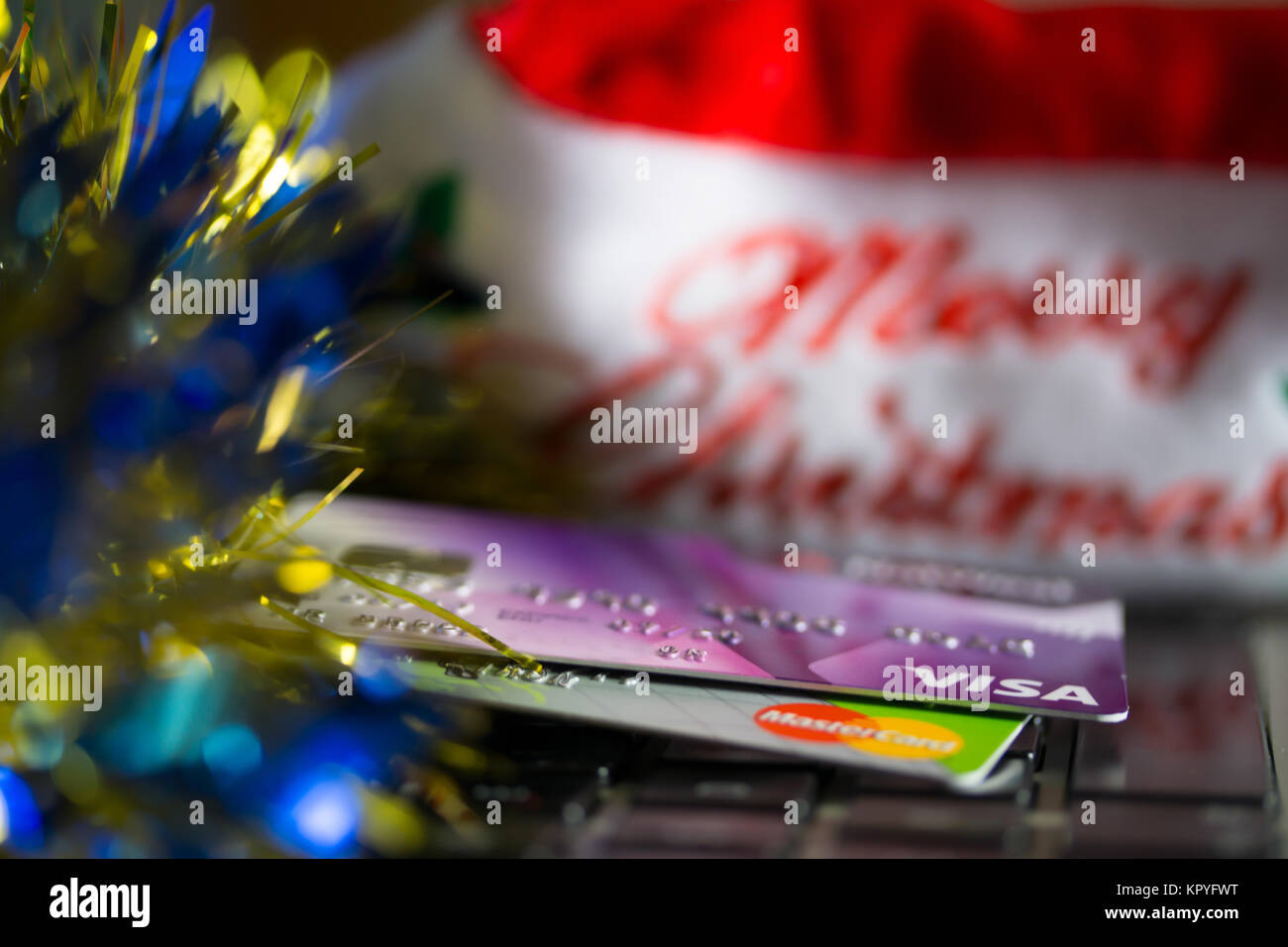 Konzept Bild der Ausgaben an Weihnachten mit Kredit-/Debitkarte auf einer PC-Tastatur. Stockfoto