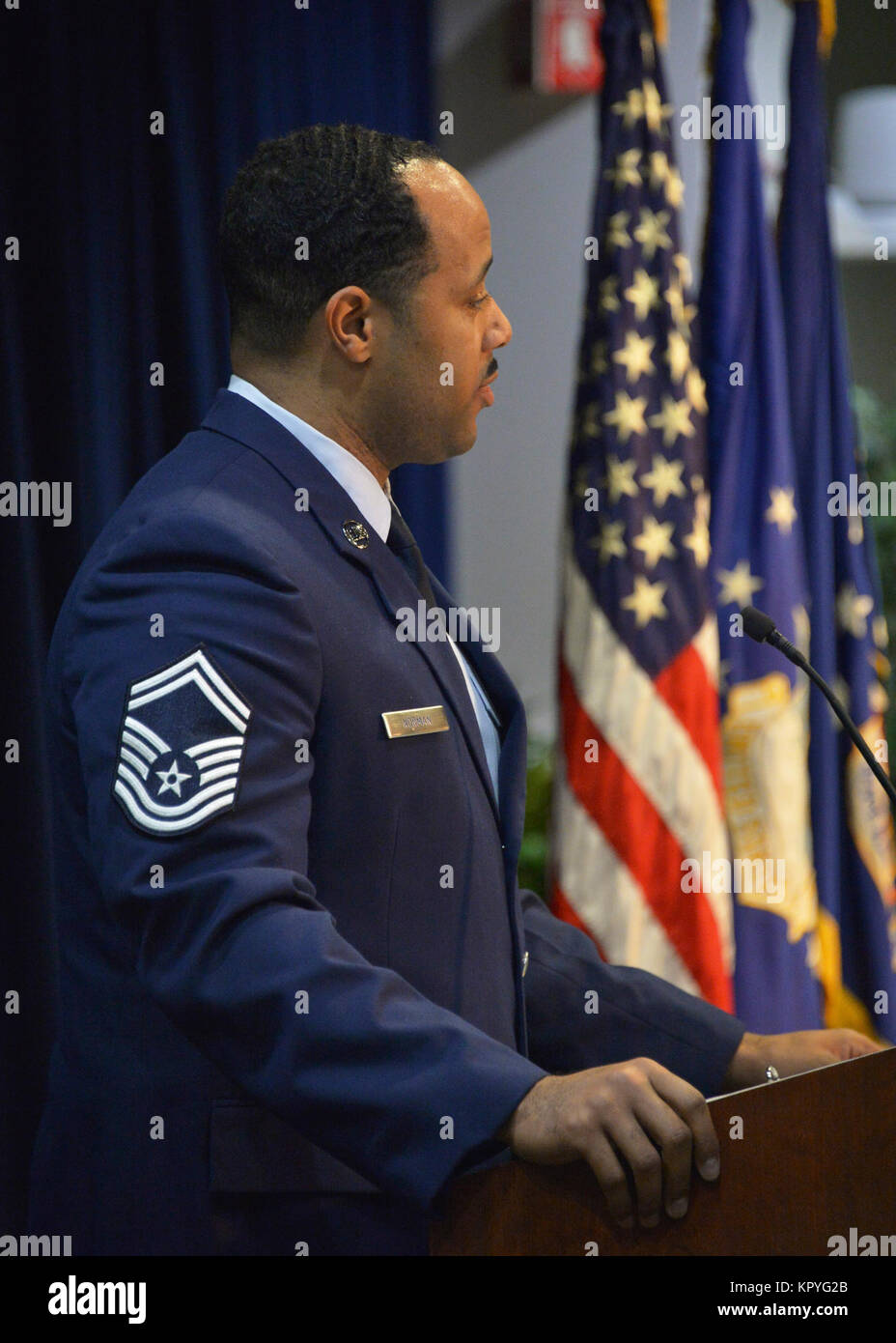 Acht Mannschaften Mitglieder gehören Staff Sergeant Raylee D. Phillips, 61 MDS/SGSM; SrA Laurence A. Limlangco, SMC/FMF; SrA Kiana Davalos, 61 MDS/SGSL; Brent M.Koch, 61 CS/SCO; John J. Egloff, SMC/DS; Michael R. Castronuebo, 61 MDS/SGPM; Randall J. Schopper jr., 61 MDS/SGSM; und SrA Adam L. Cushman, 61 CS SFS, wurden einige der neuesten Mitglieder der Luftwaffe der Unteroffizier und wurden in der Gordon Conference Center des Schriever Raum Komplex während der Raum und Missile Systems Center Senior NCO Induktion Zeremonie Dec 6, 2017 Los Angeles Air Force Base in El Segundo geehrt, Cal Stockfoto