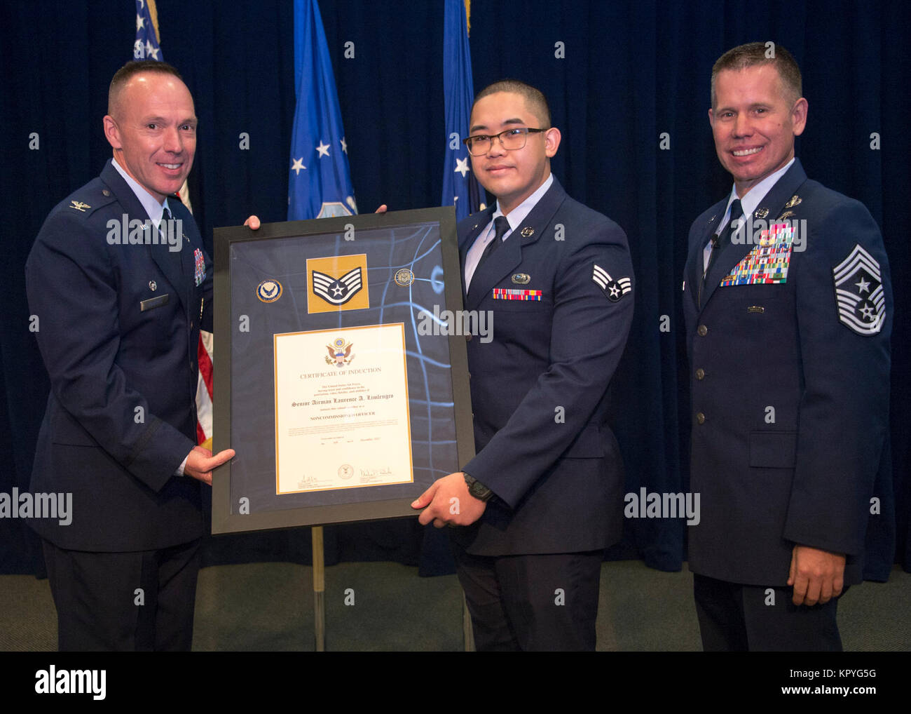 Acht Mannschaften Mitglieder gehören Staff Sergeant Raylee D. Phillips, 61 MDS/SGSM; SrA Laurence A. Limlangco, SMC/FMF; SrA Kiana Davalos, 61 MDS/SGSL; Brent M.Koch, 61 CS/SCO; John J. Egloff, SMC/DS; Michael R. Castronuebo, 61 MDS/SGPM; Randall J. Schopper jr., 61 MDS/SGSM; und SrA Adam L. Cushman, 61 CS SFS, wurden einige der neuesten Mitglieder der Luftwaffe der Unteroffizier und wurden in der Gordon Conference Center des Schriever Raum Komplex während der Raum und Missile Systems Center Senior NCO Induktion Zeremonie Dec 6, 2017 Los Angeles Air Force Base in El Segundo geehrt, Cal Stockfoto