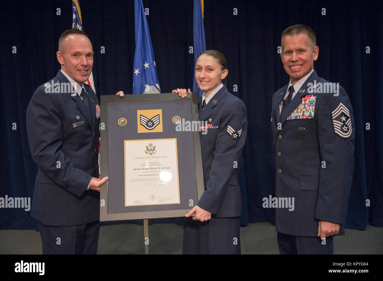Acht Mannschaften Mitglieder gehören Staff Sergeant Raylee D. Phillips, 61 MDS/SGSM; SrA Laurence A. Limlangco, SMC/FMF; SrA Kiana Davalos, 61 MDS/SGSL; Brent M.Koch, 61 CS/SCO; John J. Egloff, SMC/DS; Michael R. Castronuebo, 61 MDS/SGPM; Randall J. Schopper jr., 61 MDS/SGSM; und SrA Adam L. Cushman, 61 CS SFS, wurden einige der neuesten Mitglieder der Luftwaffe der Unteroffizier und wurden in der Gordon Conference Center des Schriever Raum Komplex während der Raum und Missile Systems Center Senior NCO Induktion Zeremonie Dec 6, 2017 Los Angeles Air Force Base in El Segundo geehrt, Cal Stockfoto