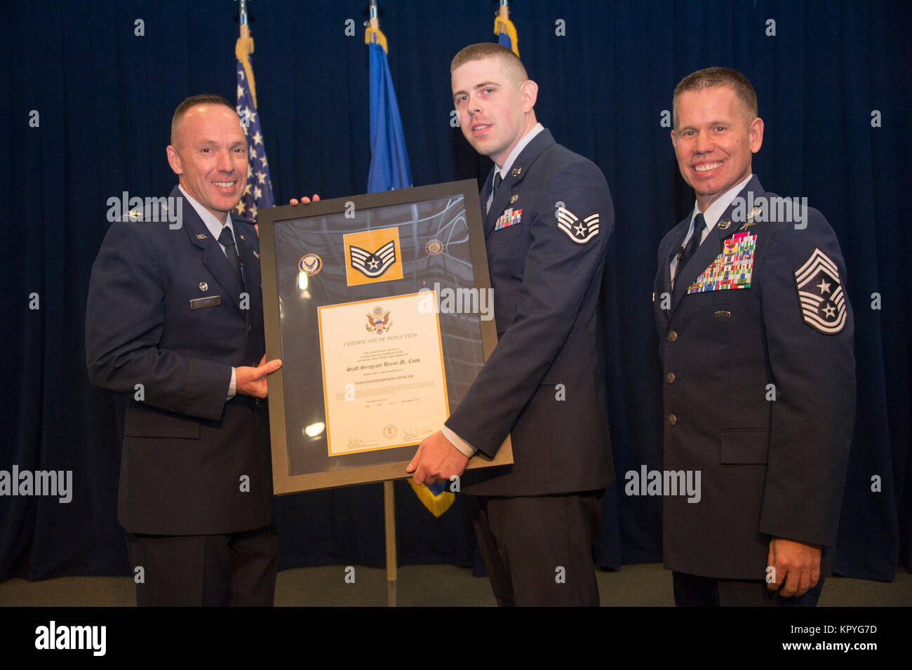Acht Mannschaften Mitglieder gehören Staff Sergeant Raylee D. Phillips, 61 MDS/SGSM; SrA Laurence A. Limlangco, SMC/FMF; SrA Kiana Davalos, 61 MDS/SGSL; Brent M.Koch, 61 CS/SCO; John J. Egloff, SMC/DS; Michael R. Castronuebo, 61 MDS/SGPM; Randall J. Schopper jr., 61 MDS/SGSM; und SrA Adam L. Cushman, 61 CS SFS, wurden einige der neuesten Mitglieder der Luftwaffe der Unteroffizier und wurden in der Gordon Conference Center des Schriever Raum Komplex während der Raum und Missile Systems Center Senior NCO Induktion Zeremonie Dec 6, 2017 Los Angeles Air Force Base in El Segundo geehrt, Cal Stockfoto