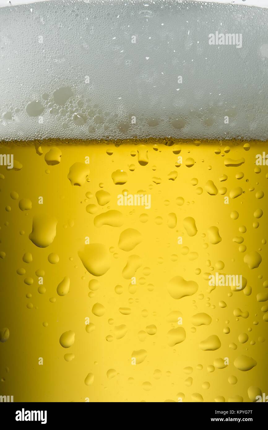 Becher golden Bier mit Blasen Stockfoto