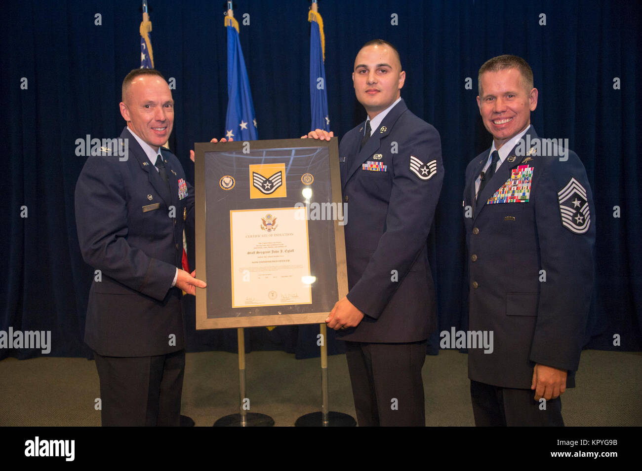 Acht Mannschaften Mitglieder gehören Staff Sergeant Raylee D. Phillips, 61 MDS/SGSM; SrA Laurence A. Limlangco, SMC/FMF; SrA Kiana Davalos, 61 MDS/SGSL; Brent M.Koch, 61 CS/SCO; John J. Egloff, SMC/DS; Michael R. Castronuebo, 61 MDS/SGPM; Randall J. Schopper jr., 61 MDS/SGSM; und SrA Adam L. Cushman, 61 CS SFS, wurden einige der neuesten Mitglieder der Luftwaffe der Unteroffizier und wurden in der Gordon Conference Center des Schriever Raum Komplex während der Raum und Missile Systems Center Senior NCO Induktion Zeremonie Dec 6, 2017 Los Angeles Air Force Base in El Segundo geehrt, Cal Stockfoto