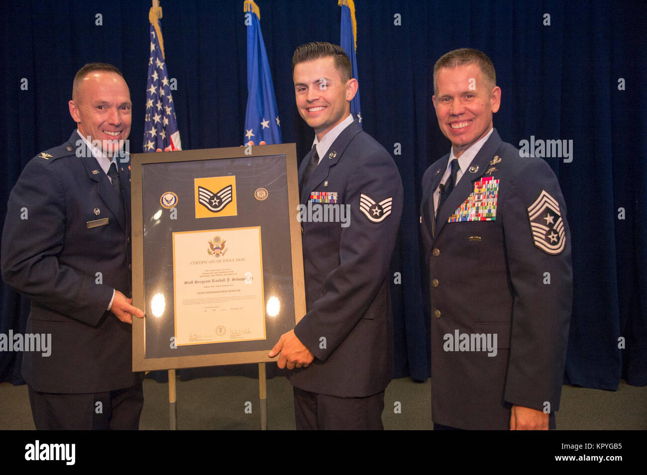 Acht Mannschaften Mitglieder gehören Staff Sergeant Raylee D. Phillips, 61 MDS/SGSM; SrA Laurence A. Limlangco, SMC/FMF; SrA Kiana Davalos, 61 MDS/SGSL; Brent M.Koch, 61 CS/SCO; John J. Egloff, SMC/DS; Michael R. Castronuebo, 61 MDS/SGPM; Randall J. Schopper jr., 61 MDS/SGSM; und SrA Adam L. Cushman, 61 CS SFS, wurden einige der neuesten Mitglieder der Luftwaffe der Unteroffizier und wurden in der Gordon Conference Center des Schriever Raum Komplex während der Raum und Missile Systems Center Senior NCO Induktion Zeremonie Dec 6, 2017 Los Angeles Air Force Base in El Segundo geehrt, Cal Stockfoto