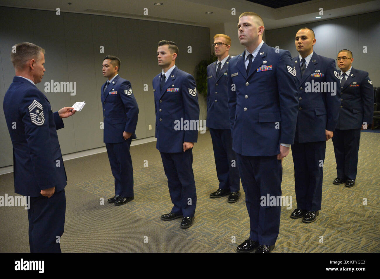 Acht Mannschaften Mitglieder gehören Staff Sergeant Raylee D. Phillips, 61 MDS/SGSM; SrA Laurence A. Limlangco, SMC/FMF; SrA Kiana Davalos, 61 MDS/SGSL; Brent M.Koch, 61 CS/SCO; John J. Egloff, SMC/DS; Michael R. Castronuebo, 61 MDS/SGPM; Randall J. Schopper jr., 61 MDS/SGSM; und SrA Adam L. Cushman, 61 CS SFS, wurden einige der neuesten Mitglieder der Luftwaffe der Unteroffizier und wurden in der Gordon Conference Center des Schriever Raum Komplex während der Raum und Missile Systems Center Senior NCO Induktion Zeremonie Dec 6, 2017 Los Angeles Air Force Base in El Segundo geehrt, Cal Stockfoto