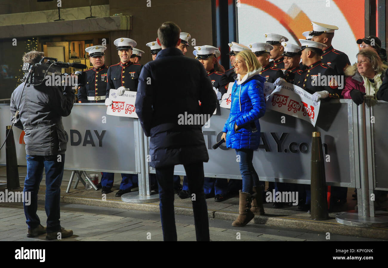 Us-Marines mit 2.Bataillon, 25 Marine Regiment, 4 Marine Division, Marine Reserve, fördern die Spielwaren für Tots Programm bei der Today Show Plaza, New York, Dez. 8, 2017. Ziel des Programms für das Jahr 2017 Weihnachtszeit ist Spielzeug zu sieben Millionen benachteiligten Kinder zu sorgen. Dies ist der 70. Jahrestag Jahreszeit von Spielzeug für Kleinkinder. Seit seiner Gründung im Jahre 1947, der allgemein Marinekorps-reserve gefördertes Programm, gesammelt und mehr als 570 Millionen Spielzeug verteilt. Stockfoto