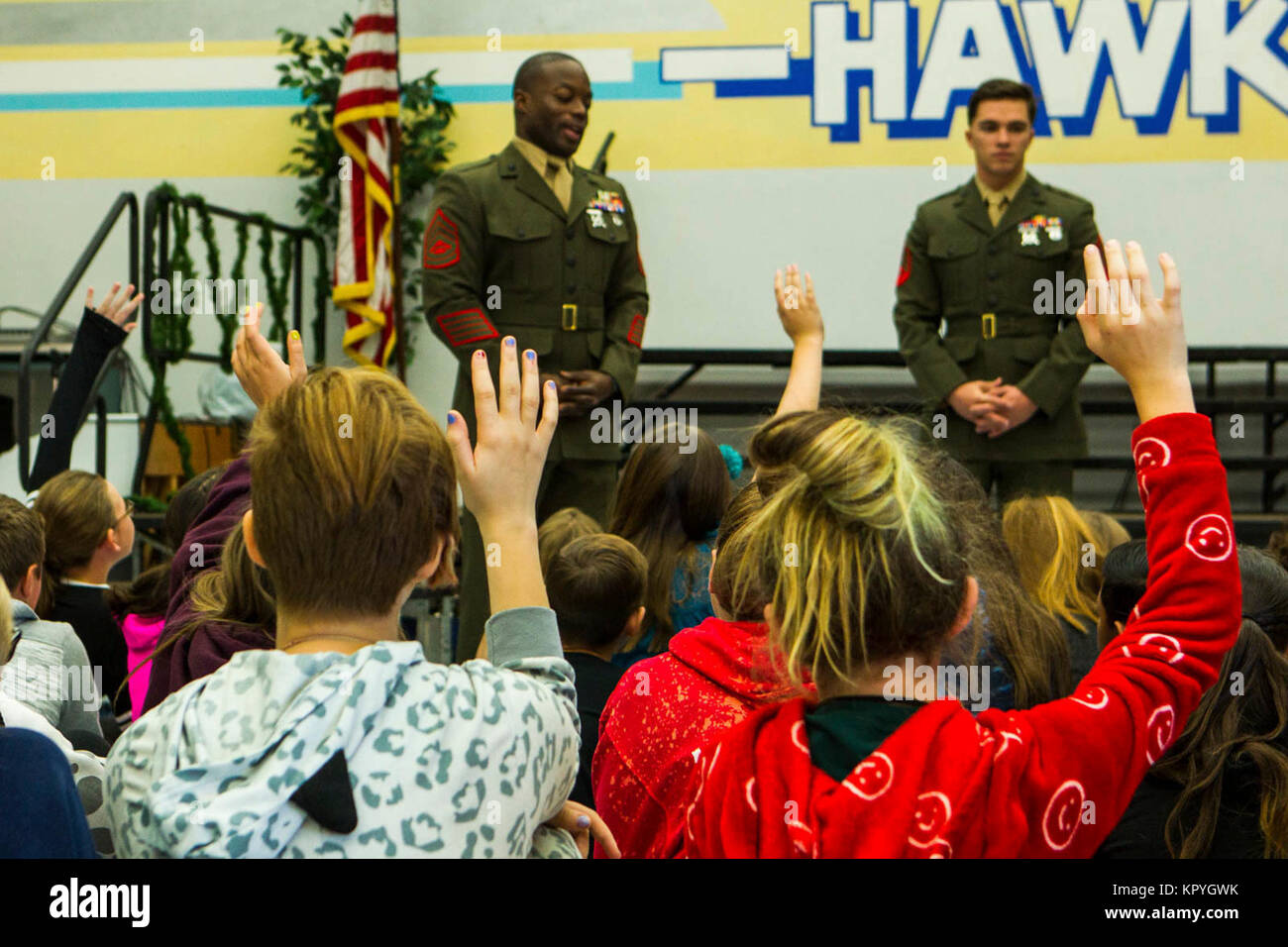 Die Teilnehmer heben die Hand Marines Fragen während einer Frage-und-Antwort bei freundlichen Hügel Grundschule in Joshua Tree, Calif., Dez. 7, 2017. Dies ist das erste Jahr, in dem die Veranstaltung stattfinden zu freundlichen Hügel nahm. (U.S. Marine Corps Stockfoto