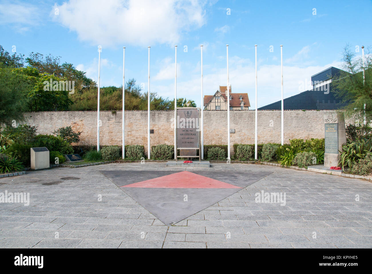 Memorial Plaza in Hermanville-sur-Mer, am D-Day vom 6. Juni 1944 befreit. Mit Abzeichen der Britischen 3. Division (Montys Ironsides) im Pflaster gesetzt. Stockfoto