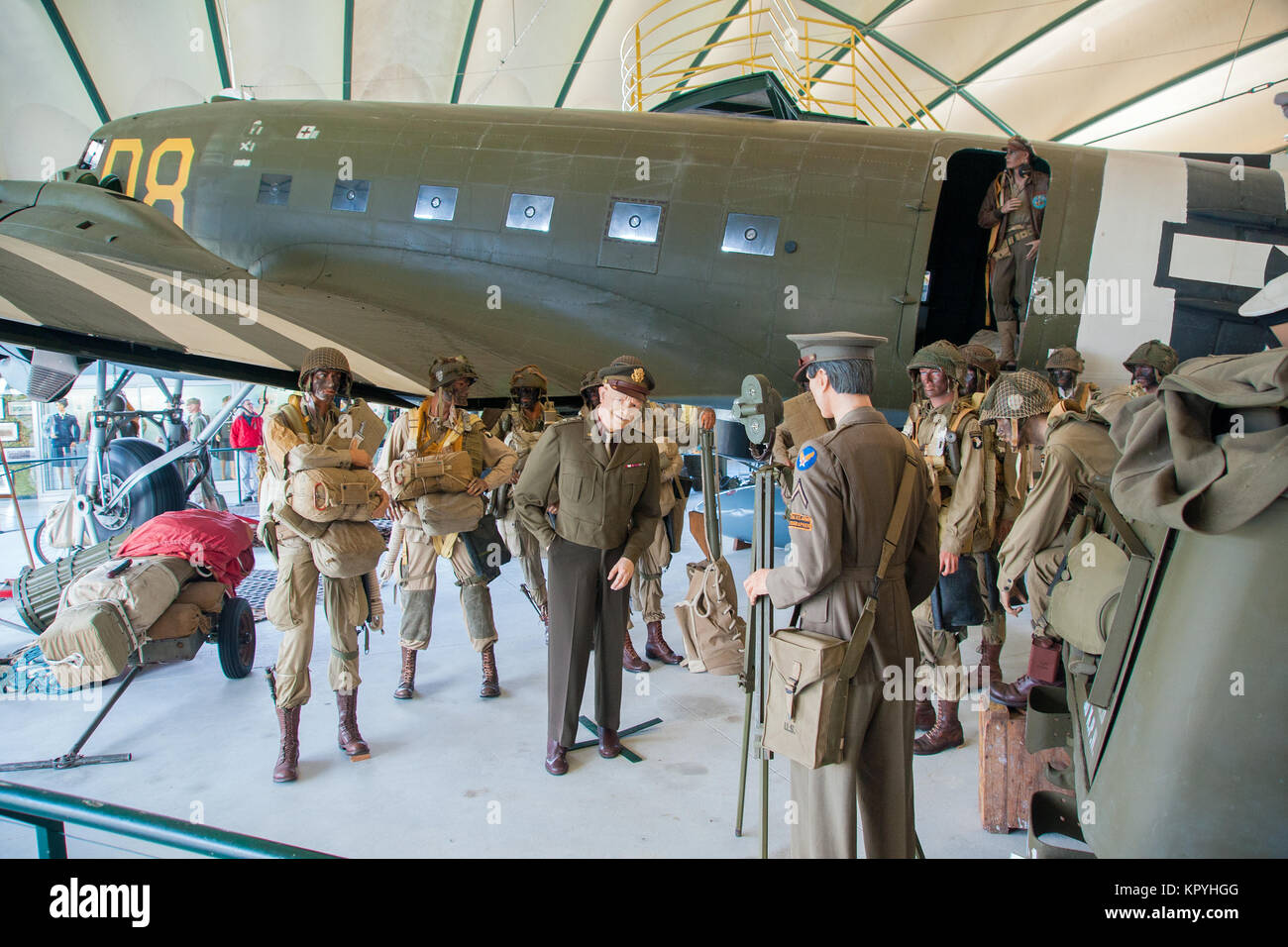 Tableau Neuerstellung von General Eisenhower Gespräch Fallschirmjäger, bevor Sie Ihren C-47 für D-Day vom 6. Juni 1944. Airborne Museum Sainte-Mere-Eglise. Stockfoto