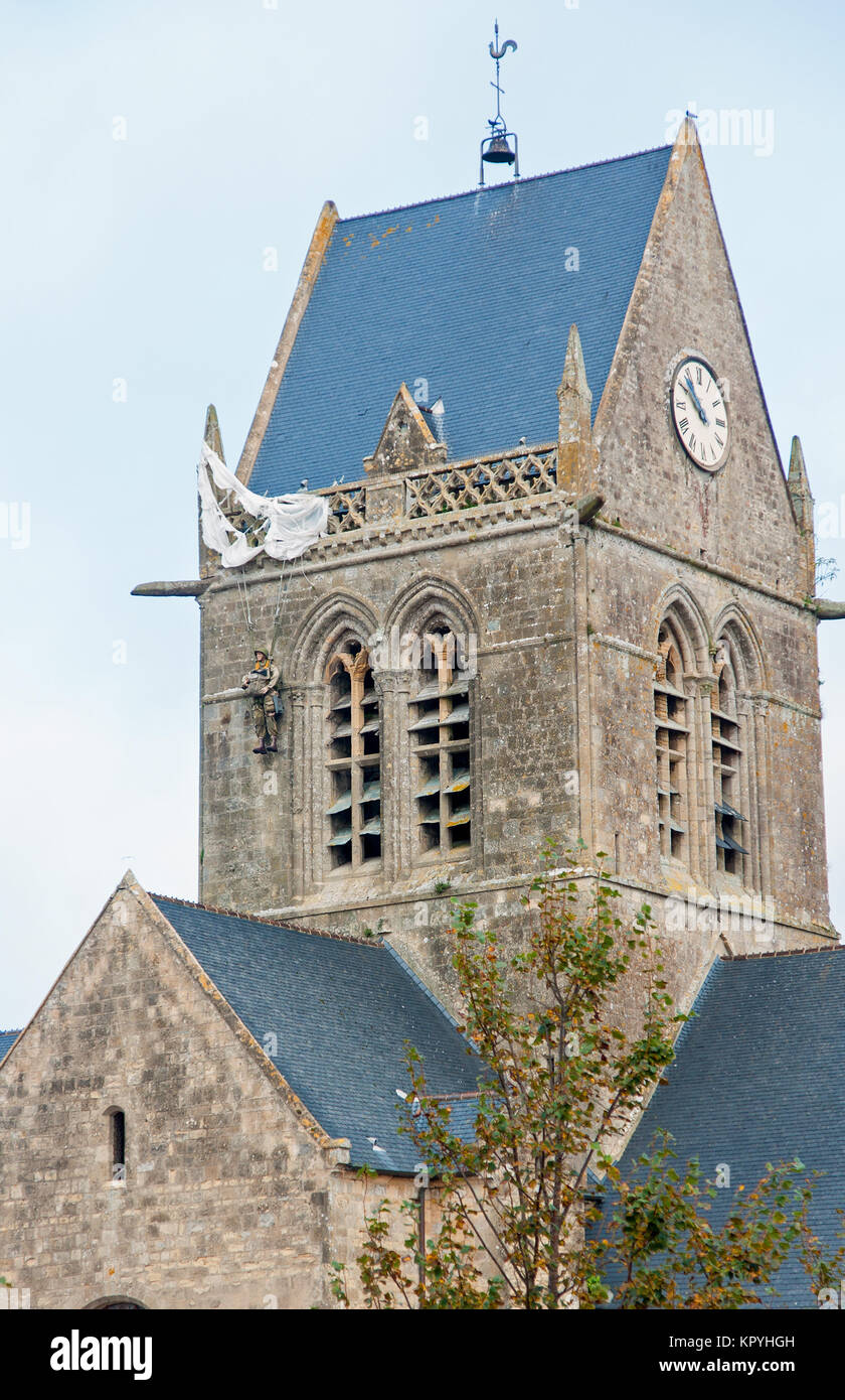 Ein dummy US Fallschirmjäger gehalten wird hängt am Kirchturm in Sainte-Mere-Eglise einen echten Vorfall am Morgen des D-Day vom 6. Juni 1944 zu gedenken. Stockfoto