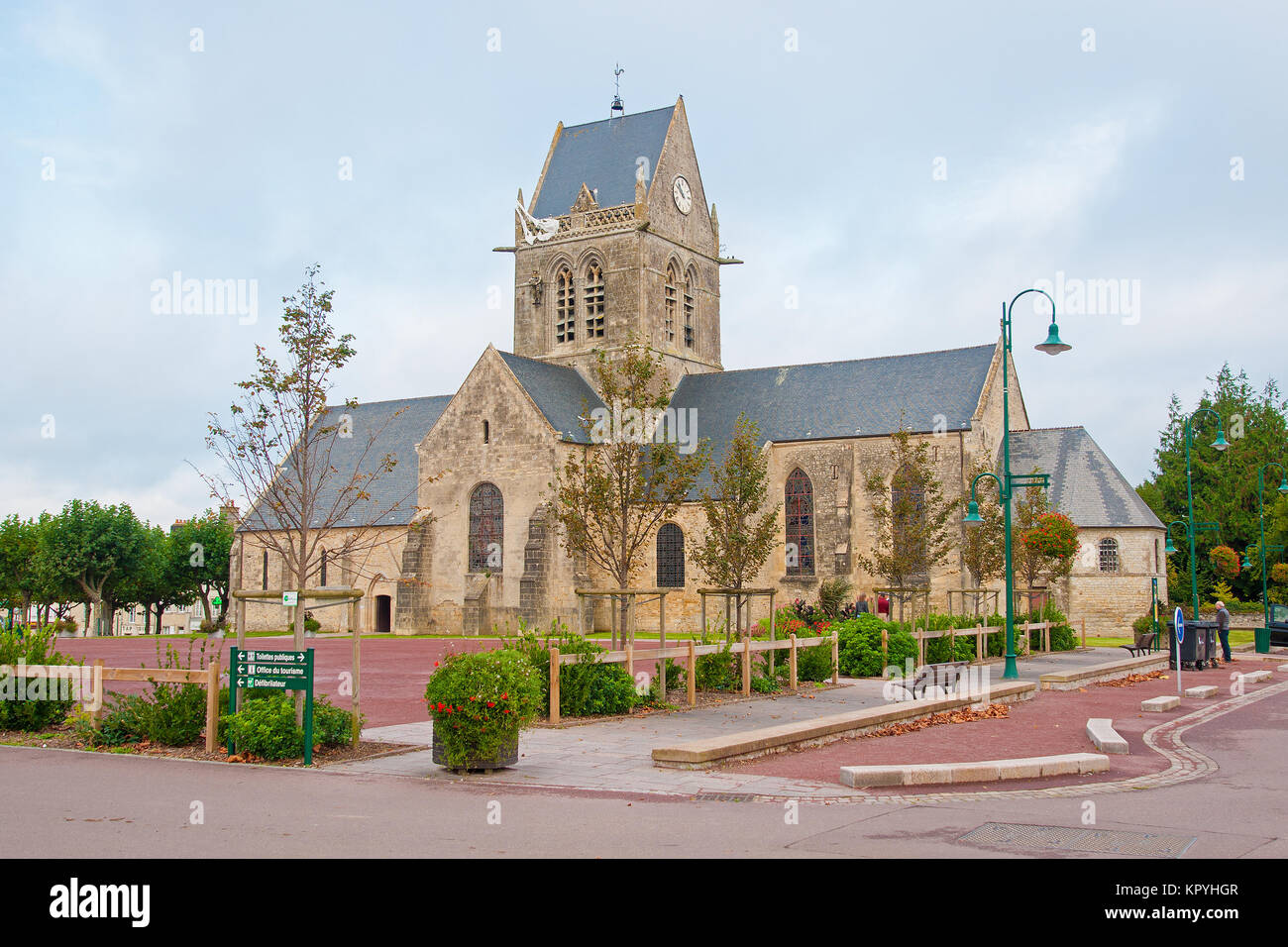 Die Kirche in SainteMereEglise, Normandie, komplett mit Dummy