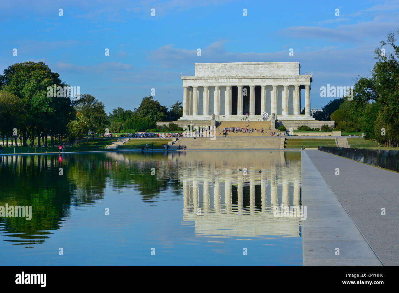 Landschaft Blick auf das Lincoln Memorial und Reflexion in der reflektierenden Pool, Washington DC, USA auf einer sonnigen warmen Tag mit blauem Himmel Licht Wolken Stockfoto