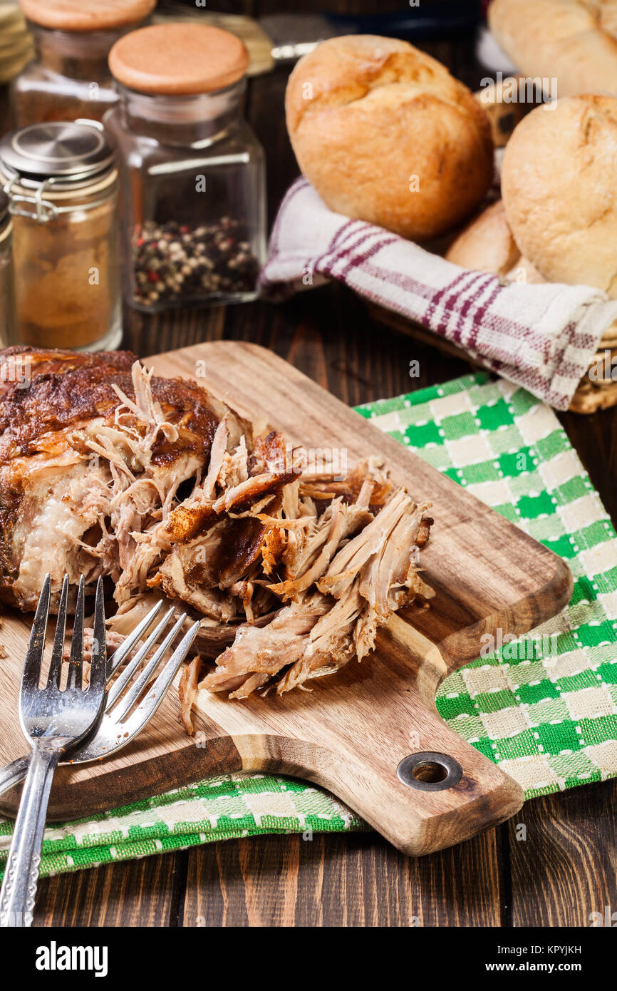 Langsam zog gekochte Schweineschulter auf Schneidebrett Stockfotografie ...
