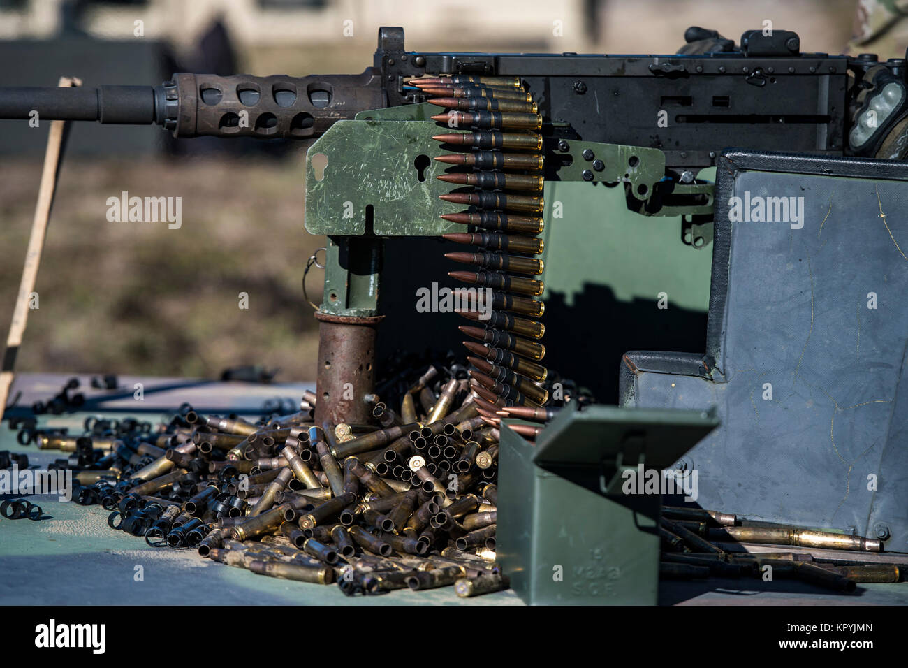 Einen Flieger aus dem 823 d Base Defense Squadron, bereitet eine .50 Kaliber M2 machine gun während einer schweren Waffen Qualifikation, Dez. 13, 2017 im Camp Blanding gemeinsame Training Center, Fla. Flieger Schuß an Zielen mit der M2 und ihre Deutschkenntnisse zu pflegen und sich mit der Waffe vertraut machen. (U.S. Air Force Stockfoto