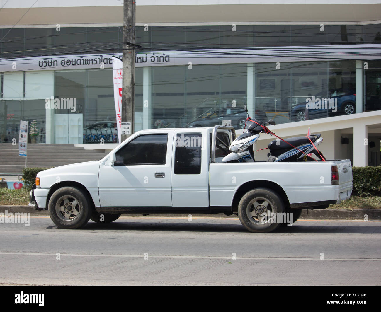 CHIANG MAI, THAILAND - 28. NOVEMBER 2017: Private alten Isuzu Pickup Truck. Auf der straße Nr. 1001 8 km von Chiang Mai City. Stockfoto