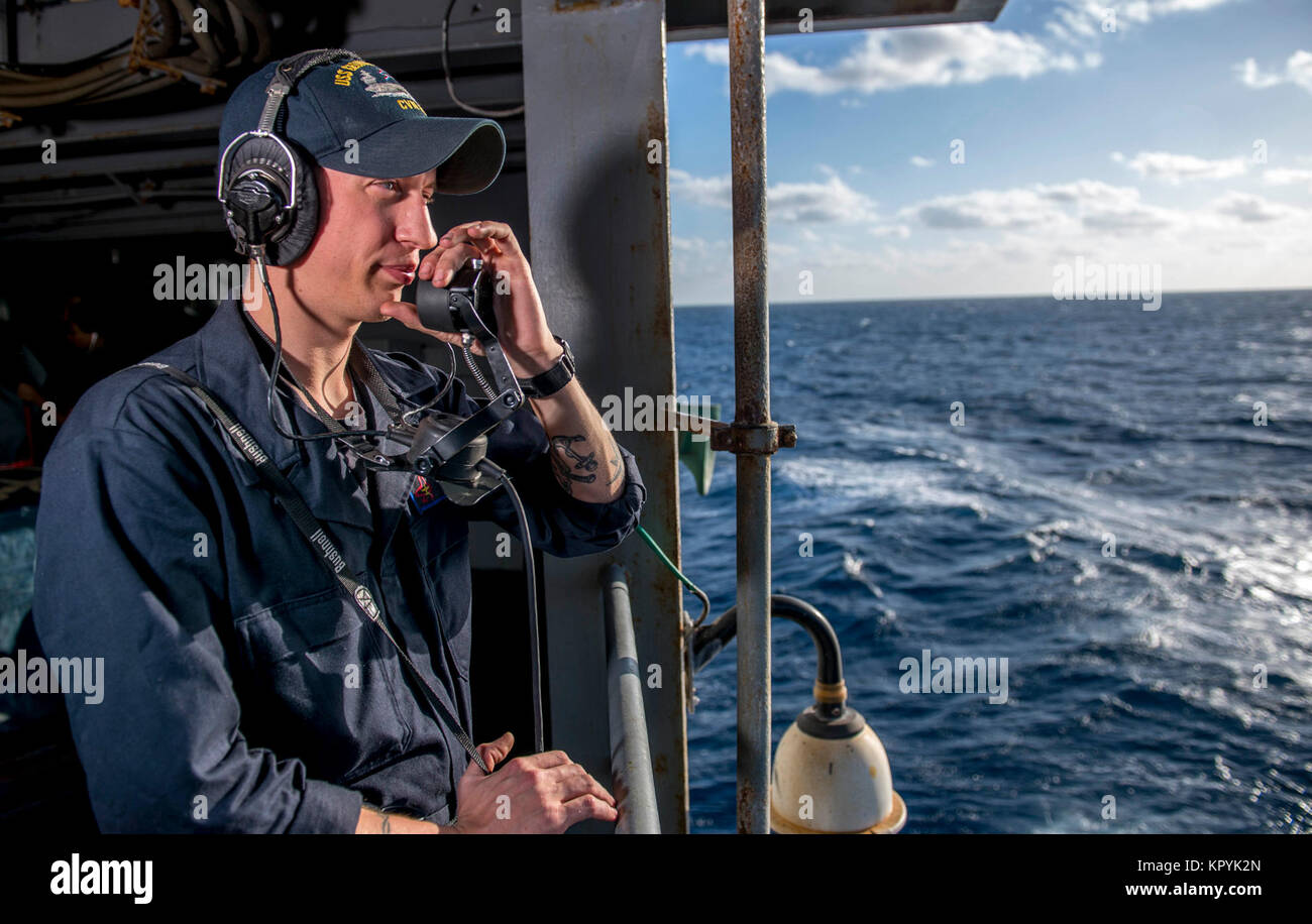 Atlantik (31. 13, 2017) Seemann Anthony Cline Berichte über Kontakte an Bord der Flugzeugträger USS George H.W. Bush (CVN 77). GHWB unterwegs ist die Durchführung von routinemäßigen Ausbildung und Qualifikation. (U.S. Marine Stockfoto