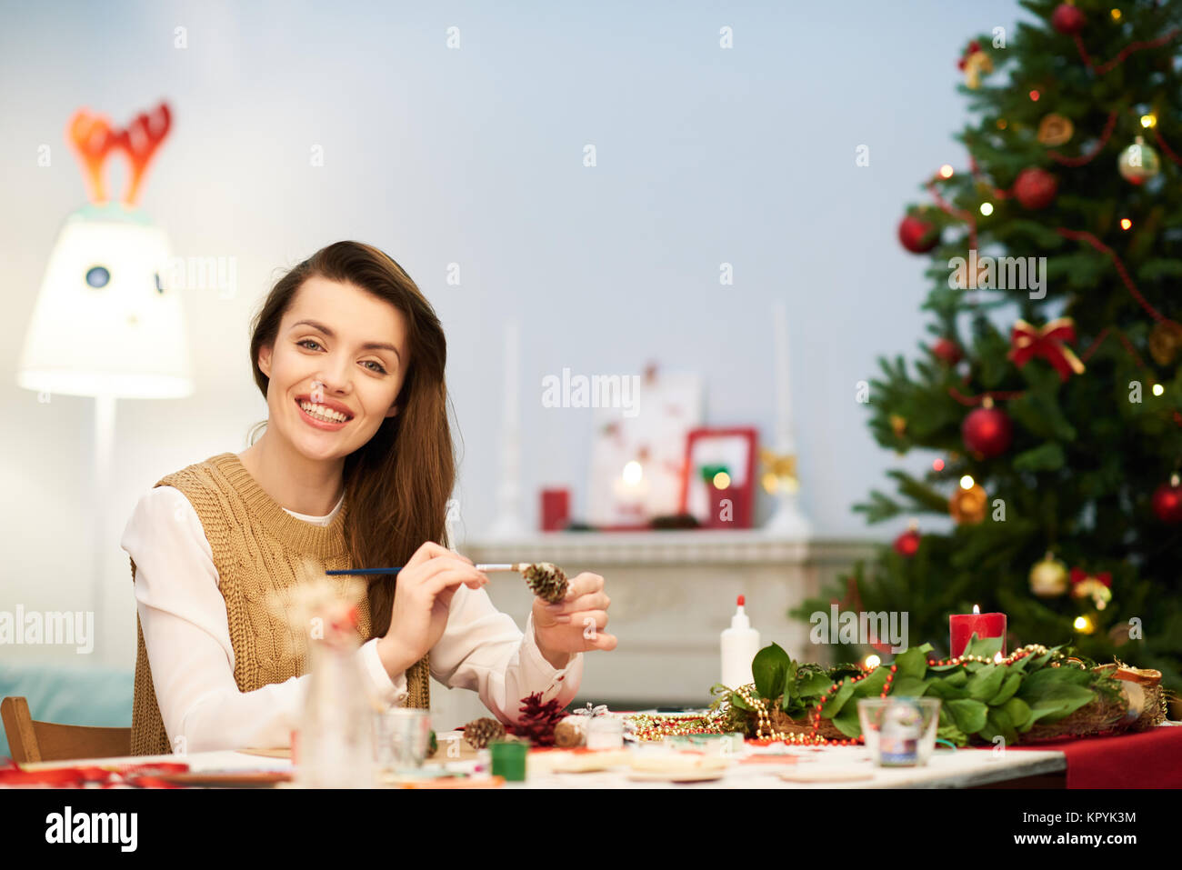 Attraktive Frau, die Weihnachten Dekoration Stockfoto