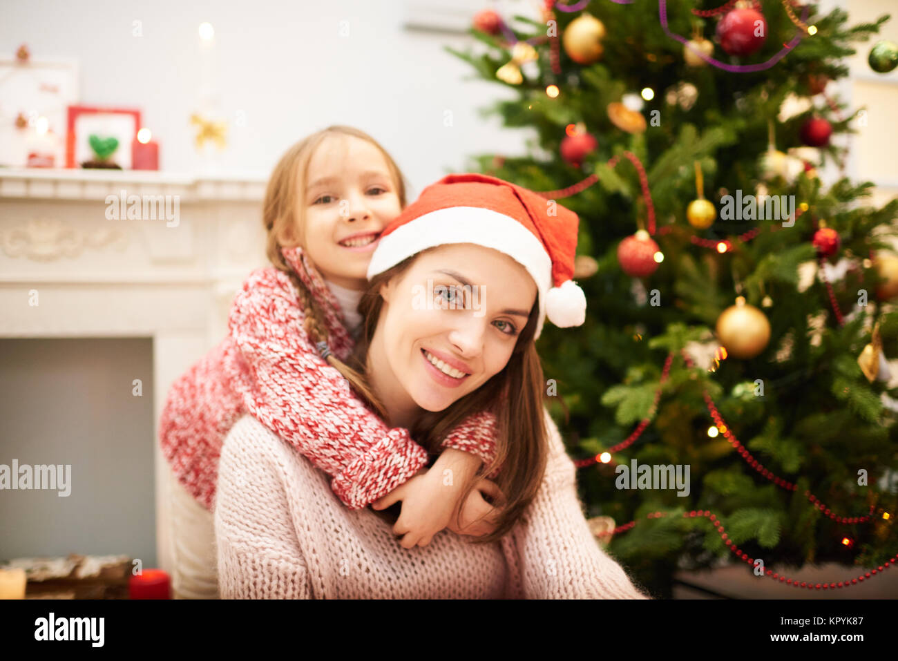 Liebevolle Familie feiern Weihnachten Stockfoto