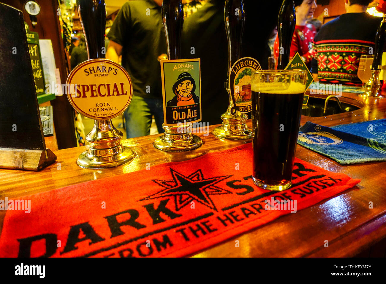 Bier Pumpen & ein Glas stout Am Bahnhof Taverne, Duke Street, Chelmsford, Essex, England, Großbritannien Stockfoto