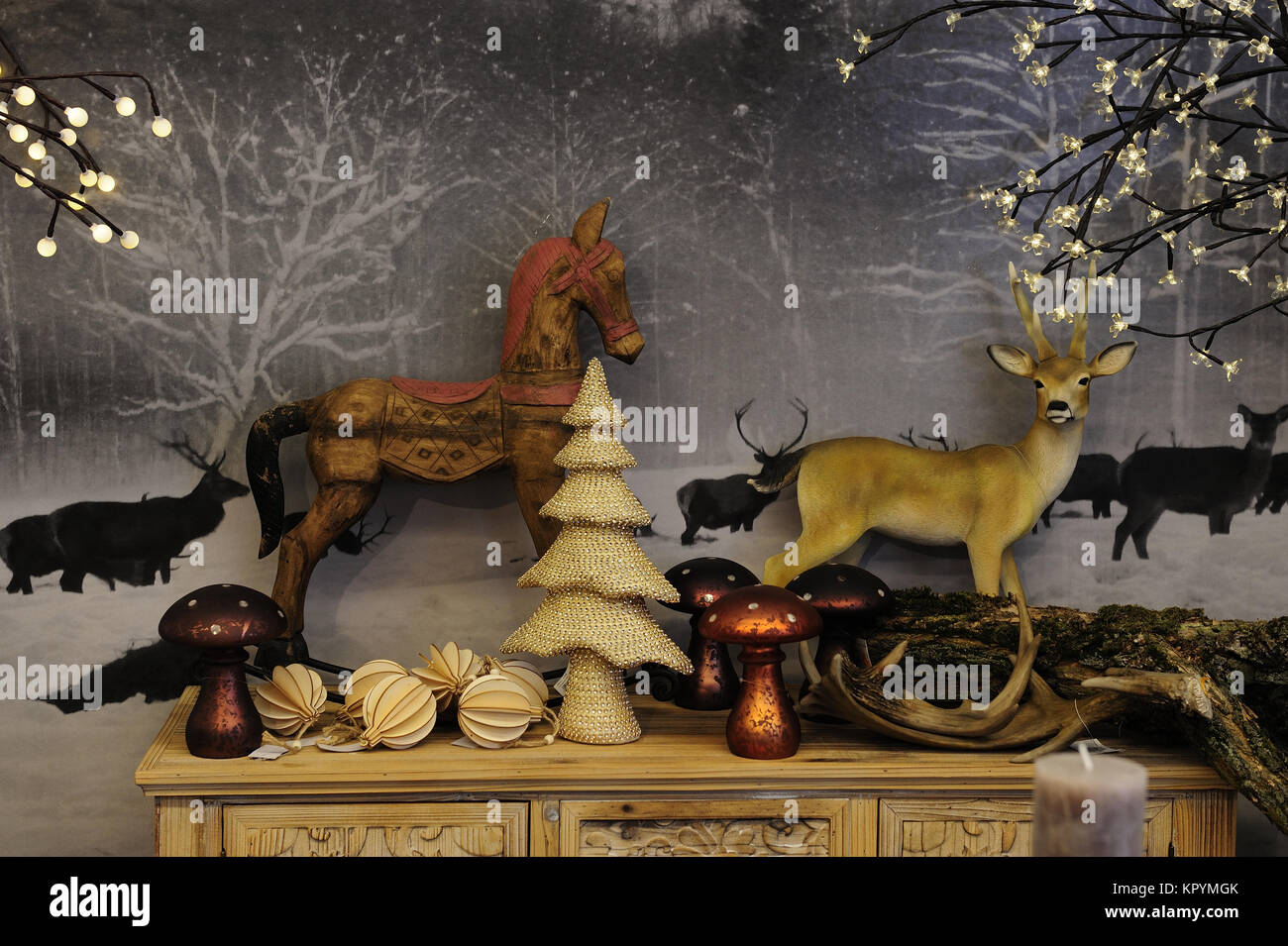 Weihnachtsbaum, Urlaub, Christbaumkugeln, Zubereitungen, Tuning, Haus, Dekoration, Interieur, Fragment, Stimmung, Weihnachten, Baum, Tisch, Dekoration, schön, Stockfoto