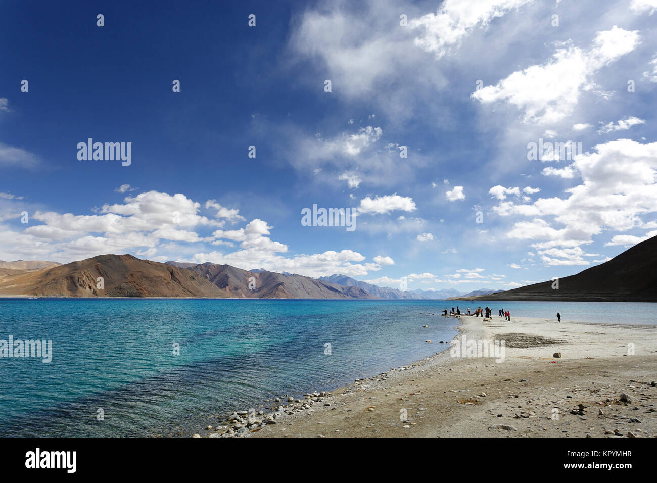 Massen an dem Ort, an dem die letzte Szene des Films drei Idioten gefilmt wurde, Pangong Tso See, Ladakh, Jammu und Kaschmir, Indien. Stockfoto