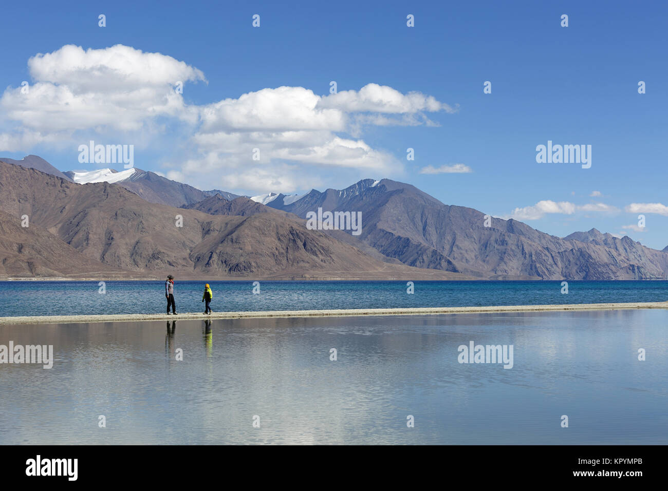 Mutter und Sohn gehen auf den weißen Sand von einer Halbinsel am schönen Höchste salt lake Pangong Tso, Ladakh, Jammu und Kaschmir, Indien. Stockfoto