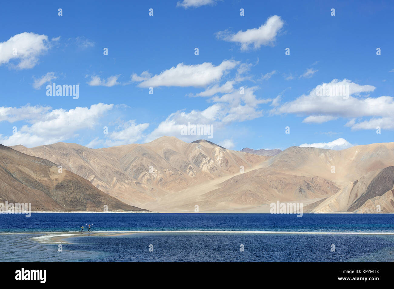 Mutter und Sohn steigende Hände auf den weißen Sand von einer Halbinsel am schönen Höchste salt lake Pangong Tso, Ladakh, Jammu und Kaschmir, Indien. Stockfoto