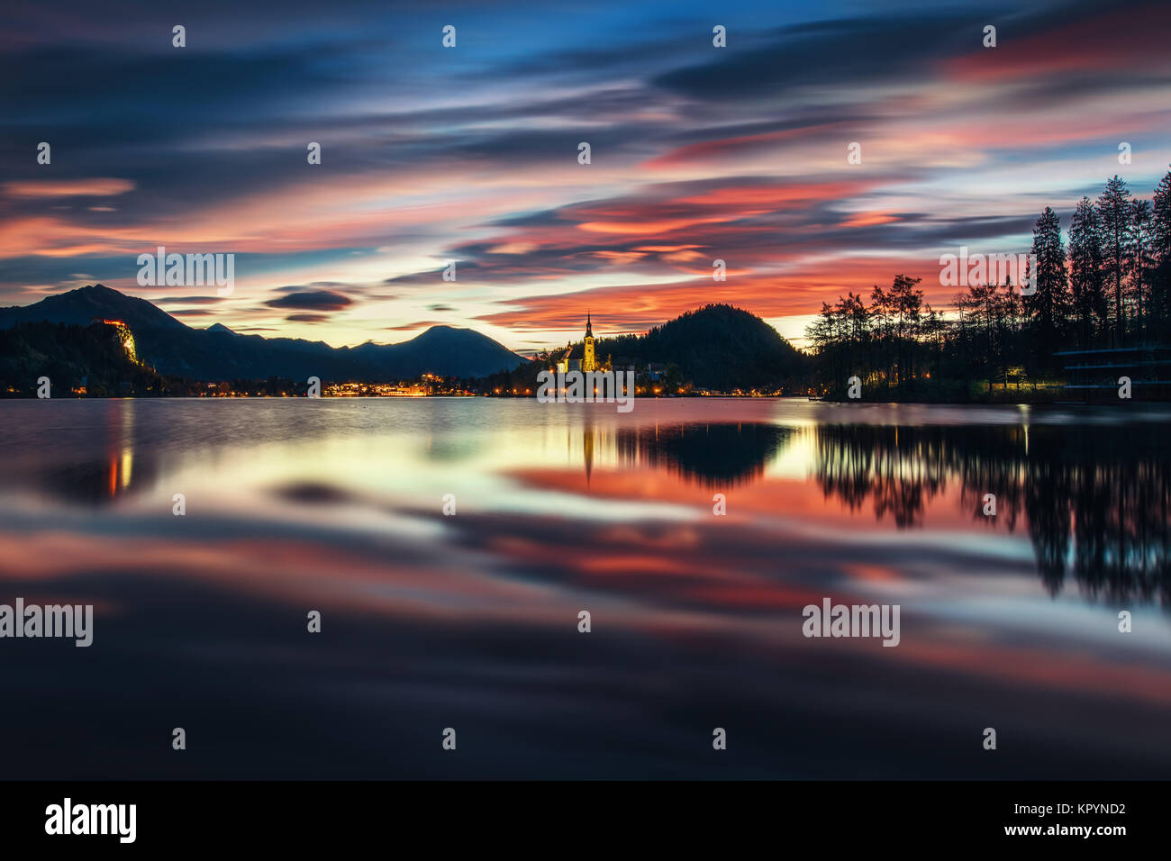 Bleder See mit St. Marys Church Mariä Himmelfahrt auf der kleinen Insel; Bled, Slowenien, Europa. Stockfoto