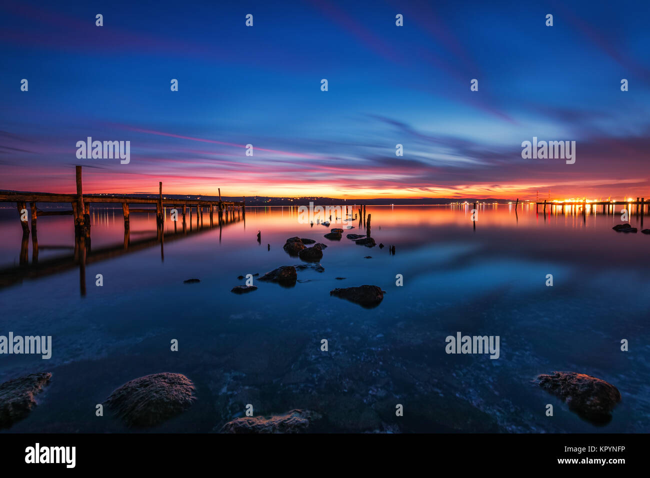 Sonnenuntergang über dem See HDR-Bild. Stockfoto