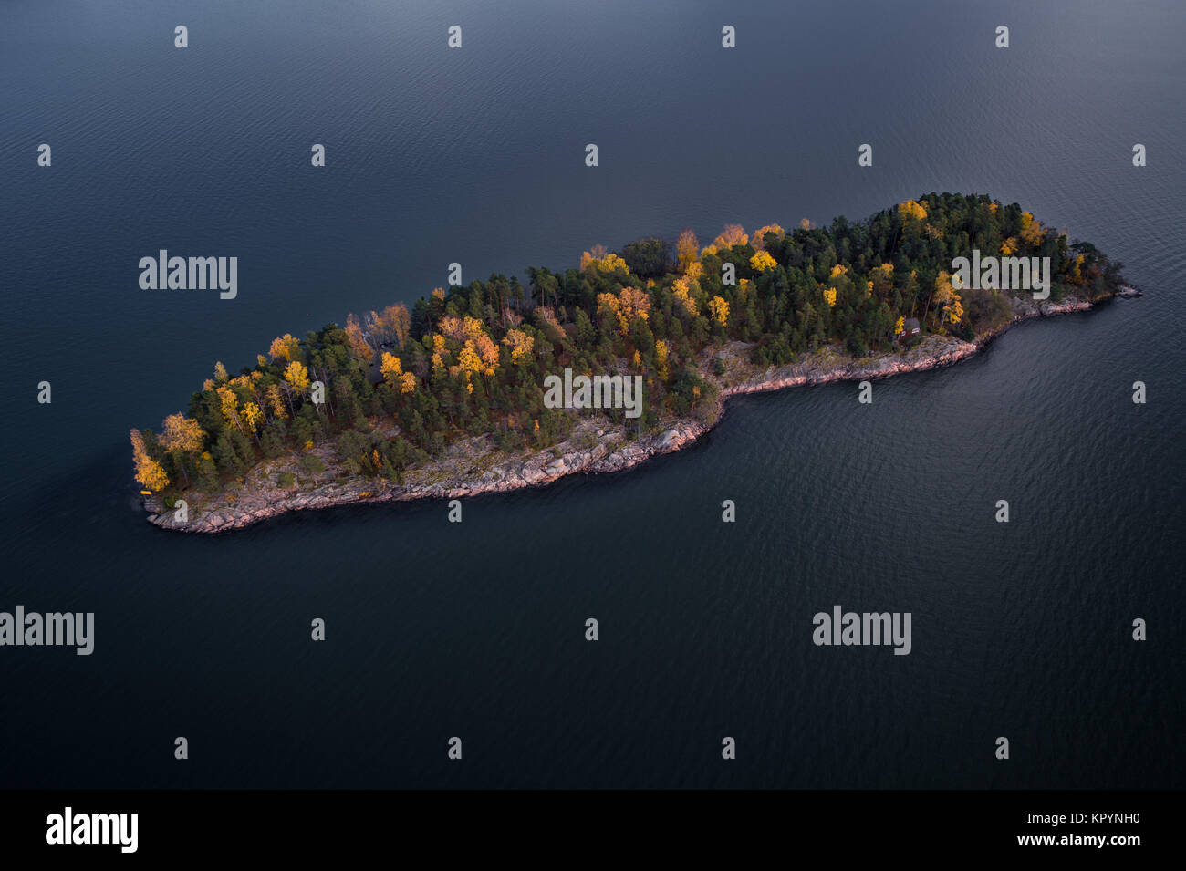 Luftaufnahme von einsamen isolierten Insel mit Bäumen mit Herbstfarben in den Schären von Turku, Finnland Stockfoto